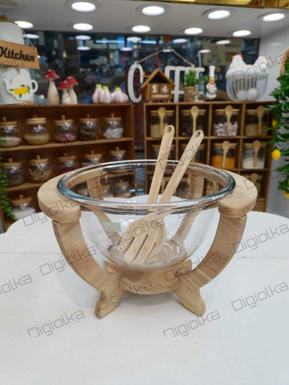 سوفله سرو سالاد شوبوک با ظرف پیرکس و پایه و درِ چوب رابروود